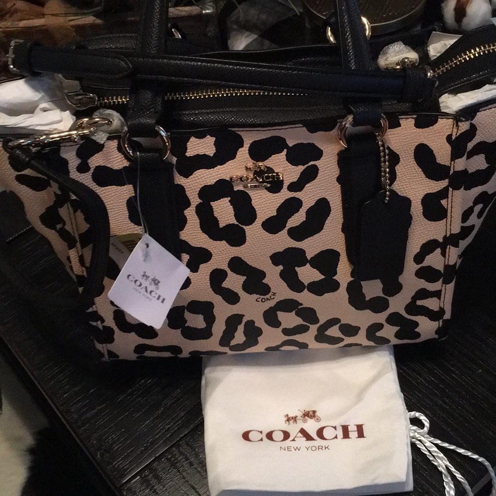 NWT. Authentic Coach Crossbody LIAPR.